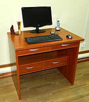 Компактный письменный стол