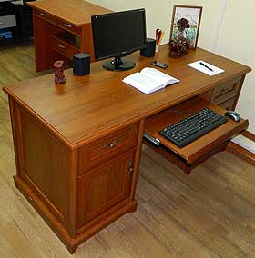 Стол письменный классический деревянный