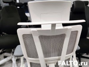 Белая вешалка для одежды на кресло Falto